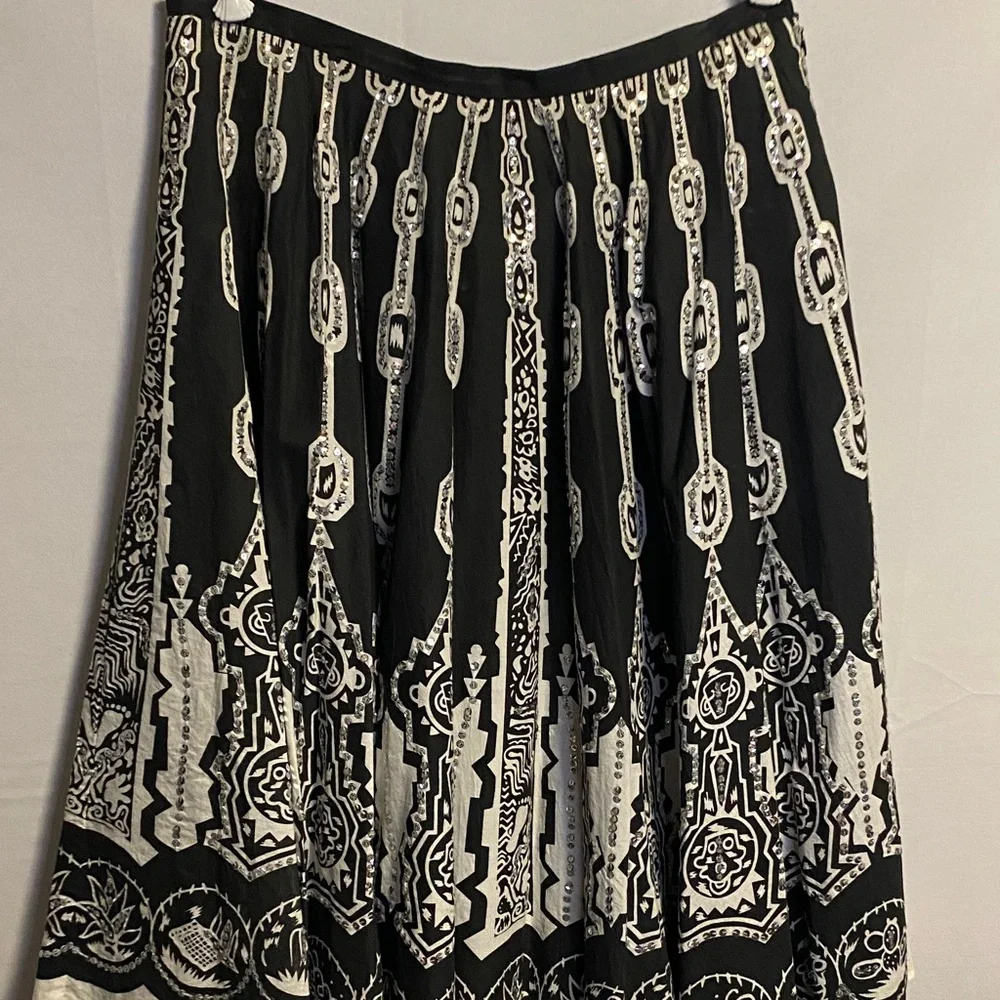 Elegant Black and White Patterned Skirt - Picture 3 of 11